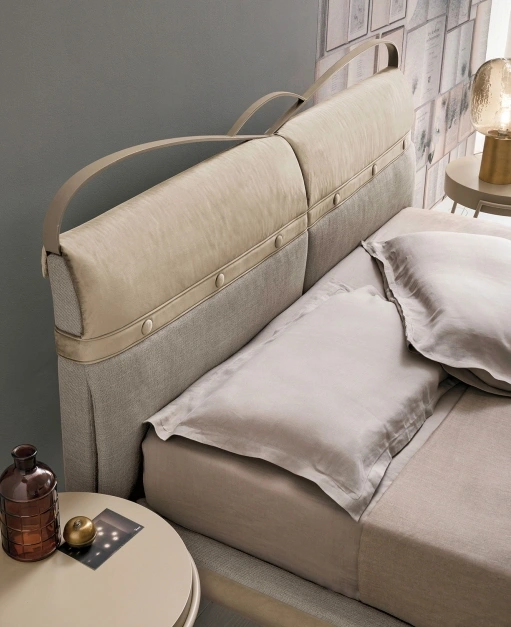 Letto King Size imbottito Tessuto e Microfibra Velluto Corfu Letto king size imbottito rivestimento sfodersbile in tessuto e microfibra effetto velluto con bottoni e cimiero in metallo