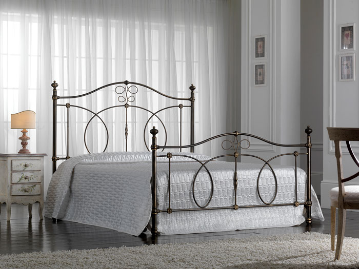 Letto in ferro matrimoniale  con testata e pediera o con giroletto