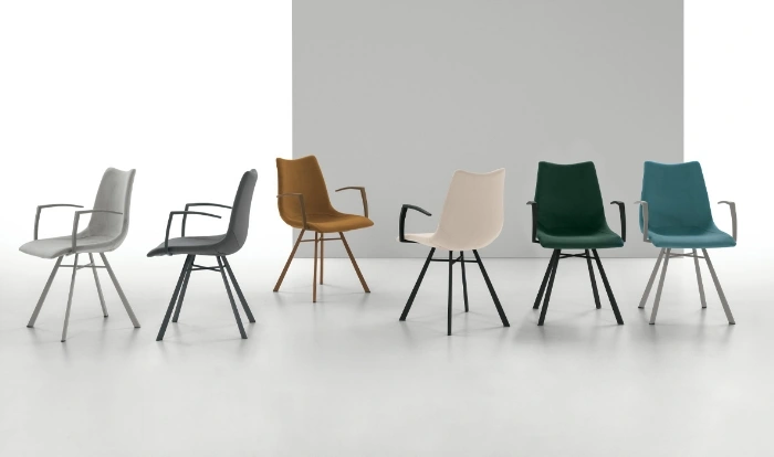 Poltroncina Maiorca struttura metallo e seduta imbottita microfibra effetto velluto